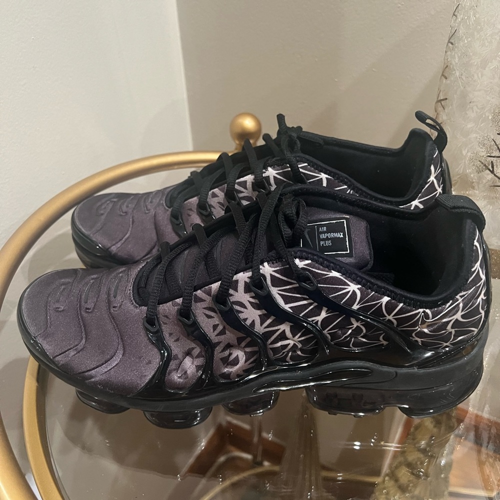 NIKE Air VAPORMAX PLUS GEOMETRIC Black and white Size 10 .